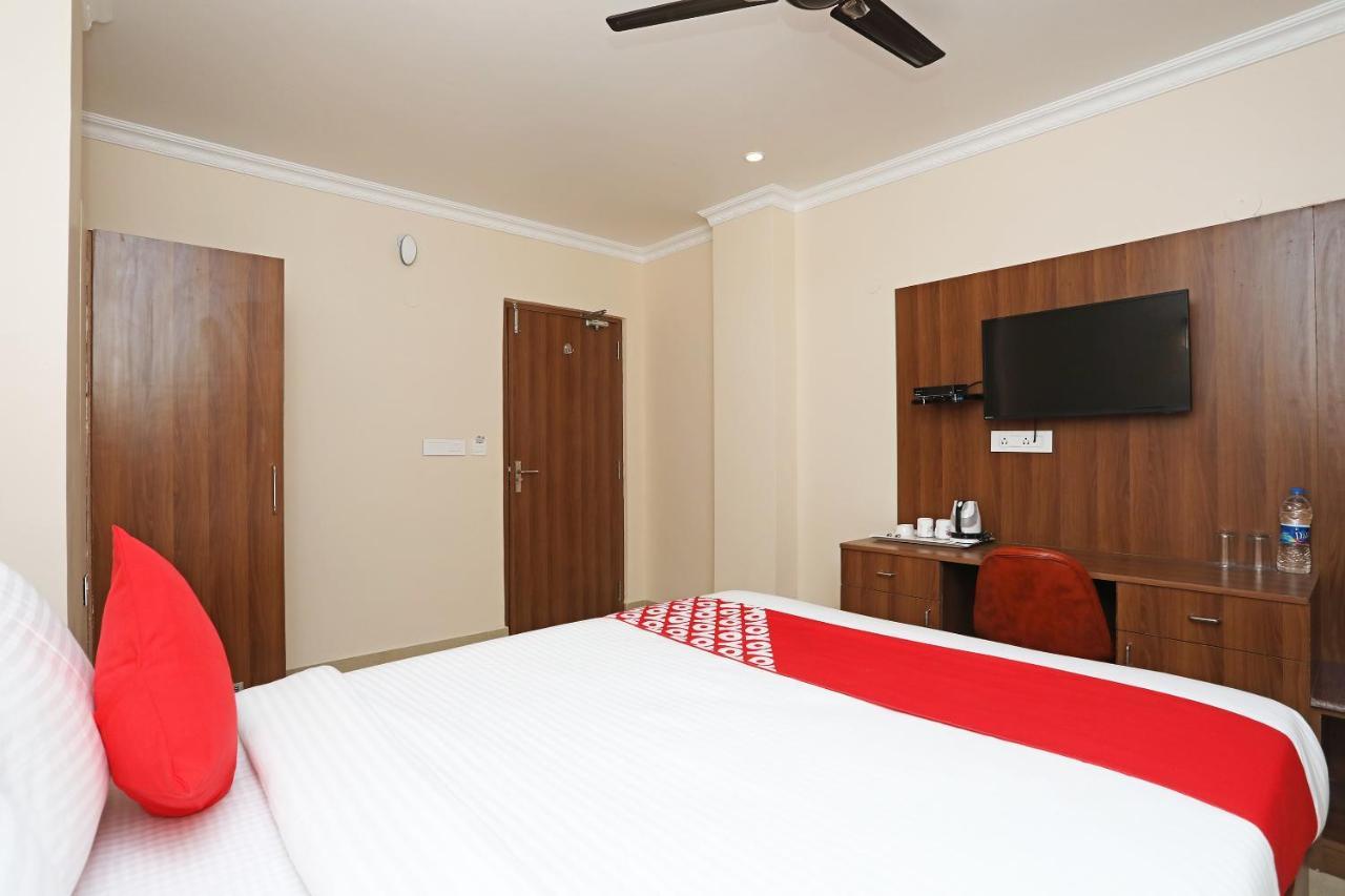 Oyo 13528 Kumud Plaza Ξενοδοχείο Μπουμπάνεσβαρ Εξωτερικό φωτογραφία