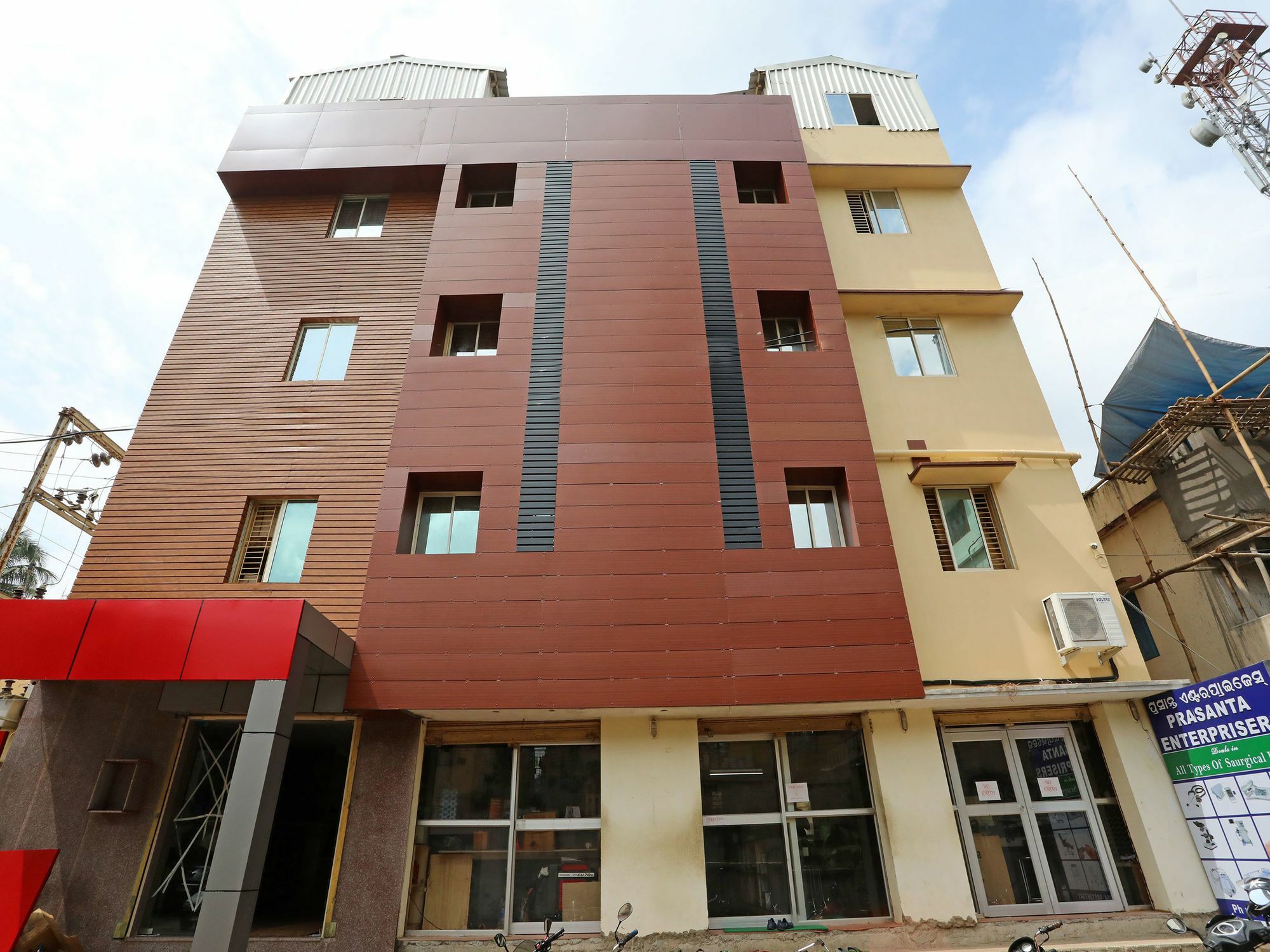 Oyo 13528 Kumud Plaza Ξενοδοχείο Μπουμπάνεσβαρ Εξωτερικό φωτογραφία